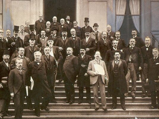 1899 Eerste Haagse Vredesconferentie foto delegaties op bordes Huis ten Bosch 1b