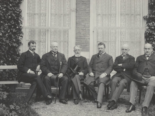 Photograph of the United States delegation at the Conference; S.E. M. White, M. Stanford Newel, M. Hon. Seth Low, M. A.T. Mahan, M. W. Crozier, M. F.W. Holls