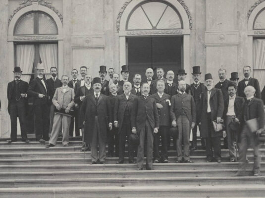Photograph of the second sub commission of the first commission at the Conference, chaired by Jonkheer A.P.C. van Karnebeek